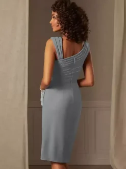 Robe mère de la mariée décolleté sans manches coupe trapèze plissée pour les invités de mariage