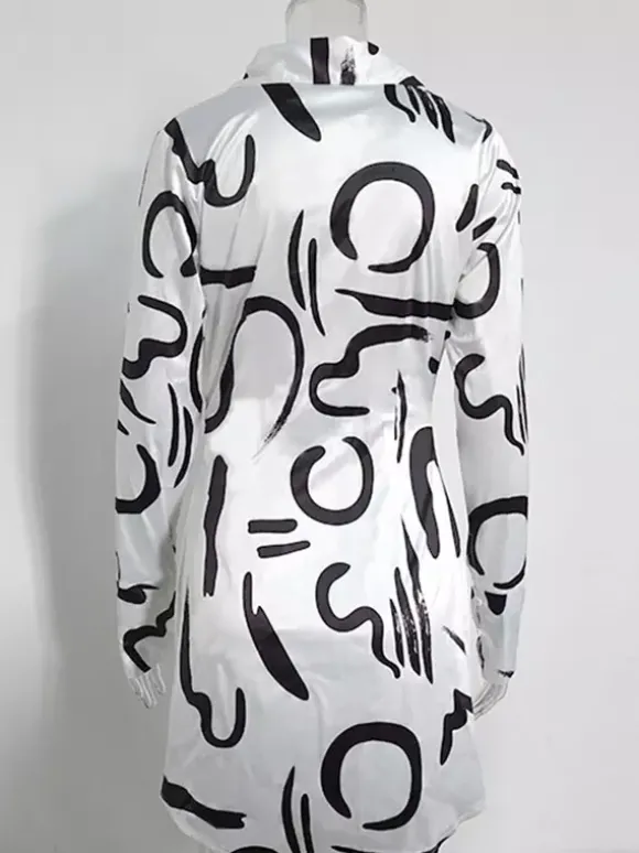 Robe noire élégante à manches longues et coupe asymétrique idéale pour tous les jours.