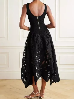 Robe noire sexy midi sans manches à découpe et col rond idéale pour un rendez-vous galant.