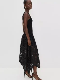 Robe noire sexy midi sans manches à découpe et col rond idéale pour un rendez-vous galant.