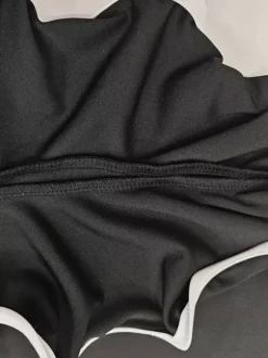 Robe noire sexy mini sans manches à col rond pour une soirée en amoureux
