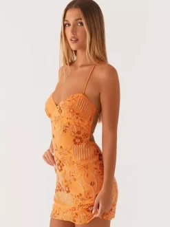 Robe orange cintrée et élégante ornée de sequins floraux parfaite pour les fêtes
