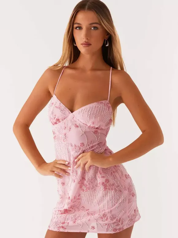 Robe orange cintrée et élégante ornée de sequins floraux parfaite pour les fêtes