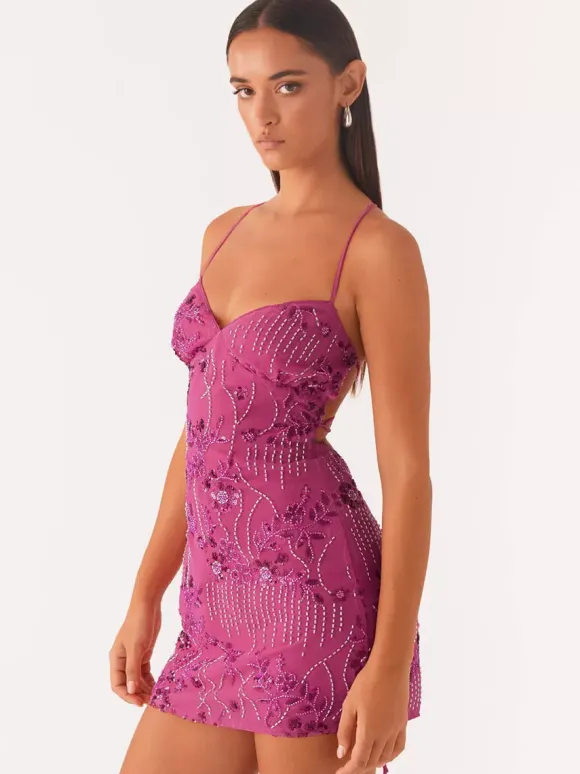 Robe orange cintrée et élégante ornée de sequins floraux parfaite pour les fêtes