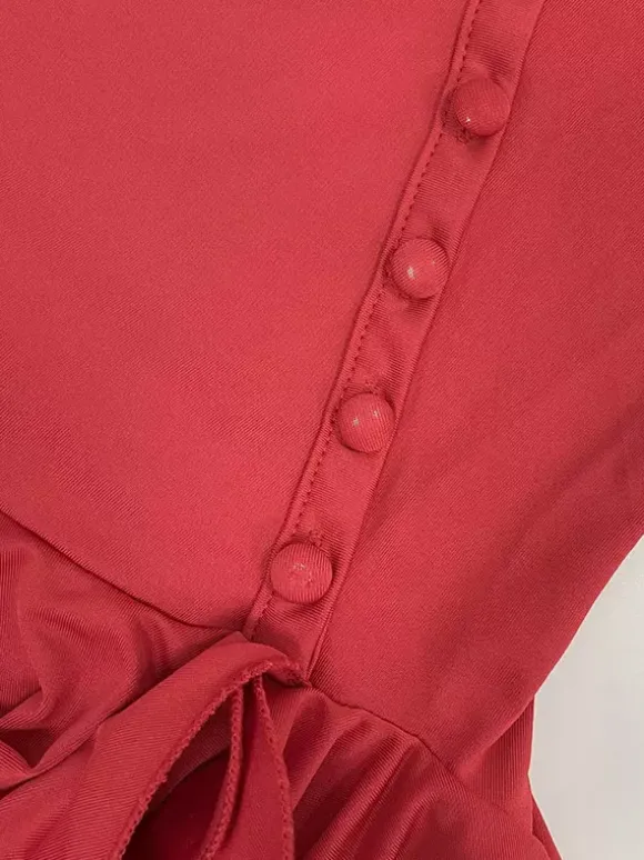 Robe rouge chic mini dos nu plissée à lacets sans manches et col en V pour une soirée en amoureux