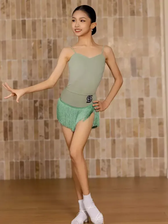Robes de danse latine jaunes pour filles et adultes avec franges et coupe flatteuse.