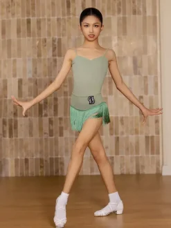 Robes de danse latine jaunes pour filles et adultes avec franges et coupe flatteuse.