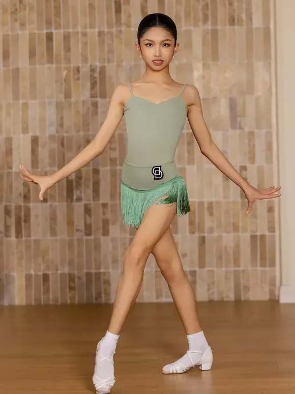 Robes de danse latine jaunes pour filles et adultes avec franges et coupe flatteuse.