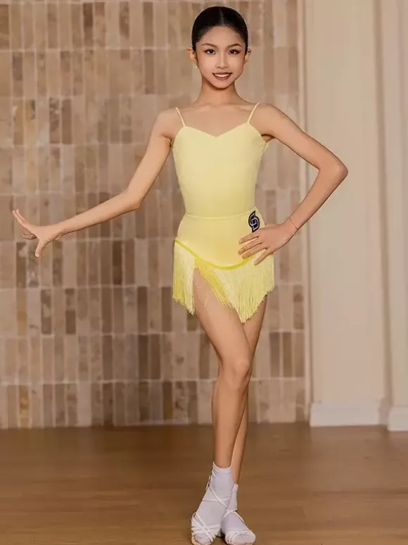 Robes de danse latine jaunes pour filles et adultes avec franges et coupe flatteuse.