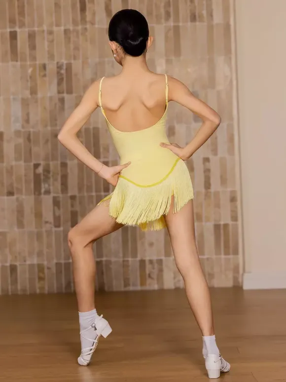 Robes de danse latine jaunes pour filles et adultes avec franges et coupe flatteuse.