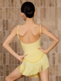 Robes de danse latine jaunes pour filles et adultes avec franges et coupe flatteuse.