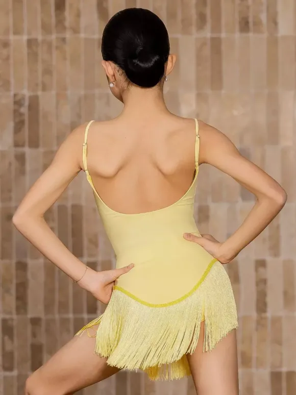 Robes de danse latine jaunes pour filles et adultes avec franges et coupe flatteuse.