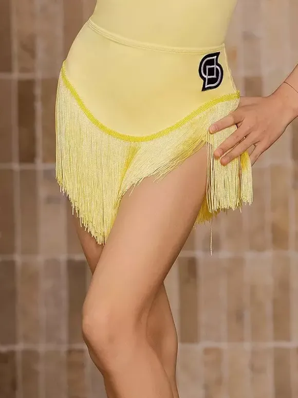 Robes de danse latine jaunes pour filles et adultes avec franges et coupe flatteuse.