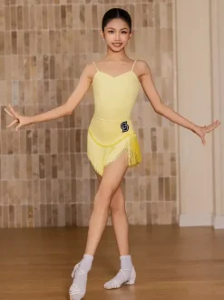 Robes de danse latine jaunes pour filles et adultes avec franges et coupe flatteuse.
