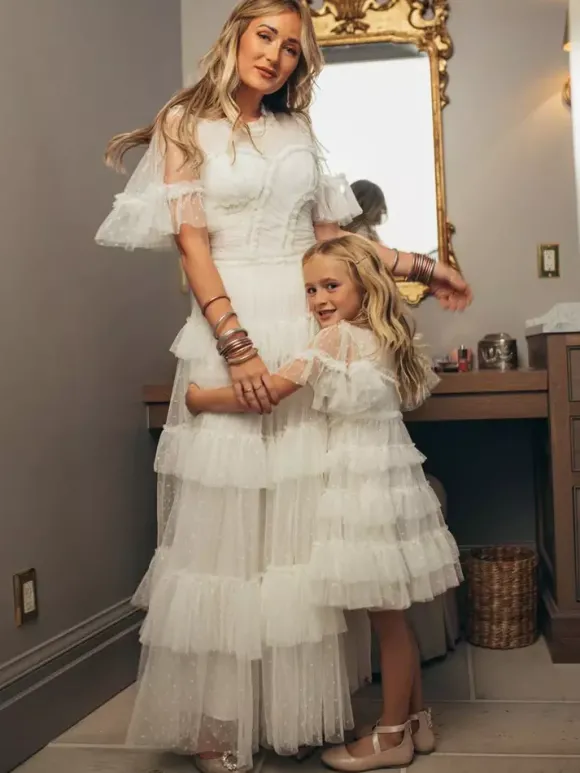 Robes de demoiselle d'honneur blanches en tulle ivoire à manches courtes et décolleté conçu
