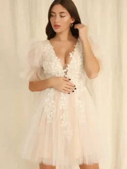 Robes de mariée courtes col en V manches courtes coupe trapèze en tulle