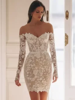 Robes de mariée courtes décolleté en c艙ur manches 3/4 coupe fourreau.