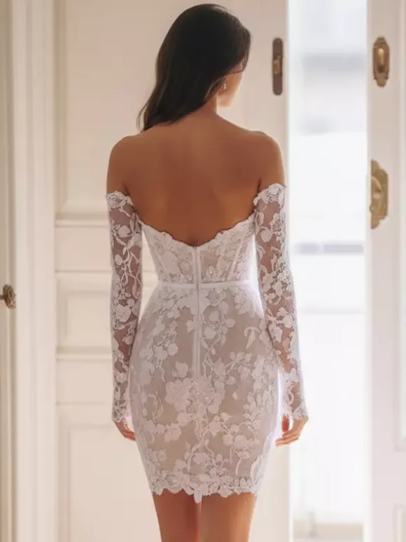 Robes de mariée courtes décolleté en c艙ur manches 3/4 coupe fourreau.
