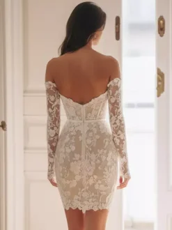 Robes de mariée courtes décolleté en c艙ur manches 3/4 coupe fourreau.