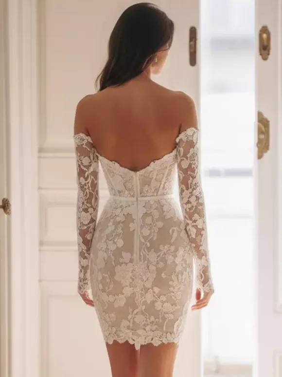 Robes de mariée courtes décolleté en c艙ur manches 3/4 coupe fourreau.