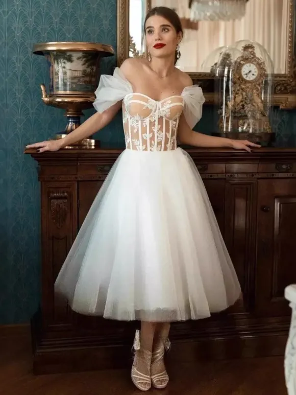 Robes de mariée courtes décolleté en c艙ur manches courtes coupe trapèze longueur thé