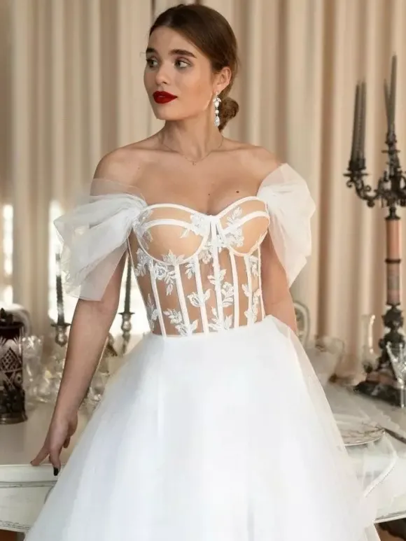 Robes de mariée courtes décolleté en c艙ur manches courtes coupe trapèze longueur thé