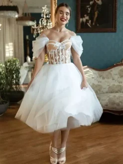 Robes de mariée courtes décolleté en c艙ur manches courtes coupe trapèze longueur thé