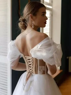 Robes de mariée courtes décolleté en c艙ur manches courtes coupe trapèze longueur thé
