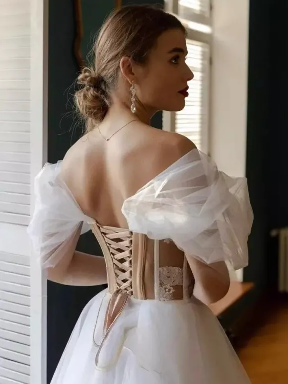 Robes de mariée courtes décolleté en c艙ur manches courtes coupe trapèze longueur thé