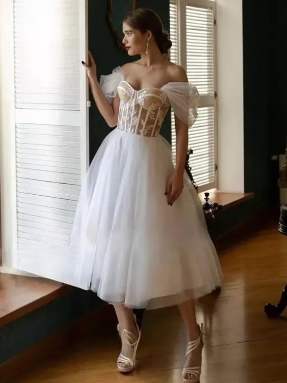 Robes de mariée courtes décolleté en c艙ur manches courtes coupe trapèze longueur thé