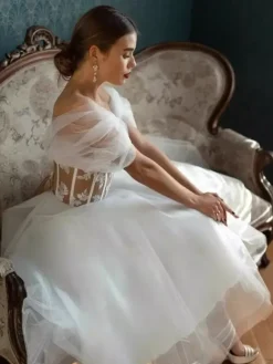 Robes de mariée courtes décolleté en c艙ur manches courtes coupe trapèze longueur thé