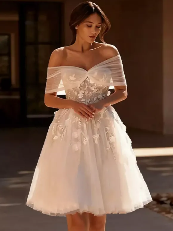 Robes de mariée courtes décolleté travaillé manches courtes coupe trapèze