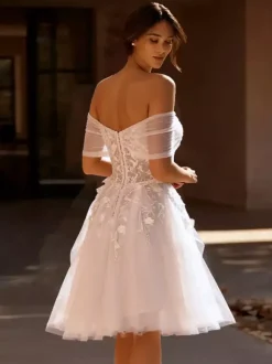 Robes de mariée courtes décolleté travaillé manches courtes coupe trapèze