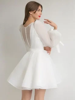 Robes de mariée courtes en organza à col rond et manches longues et taille naturelle