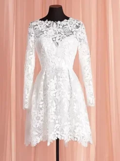 Robes de mariée courtes longueur genou col bijou manches longues coupe trapèze taille naturelle dentelle robe de mariée courte