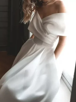 Robes de mariée courtes épaules dénudées sans manches coupe trapèze longueur thé