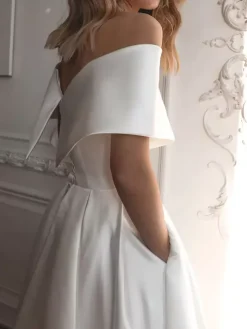 Robes de mariée courtes épaules dénudées sans manches coupe trapèze longueur thé