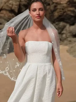 Robes de mariée courtes sans bretelles sans manches coupe trapèze longueur thé