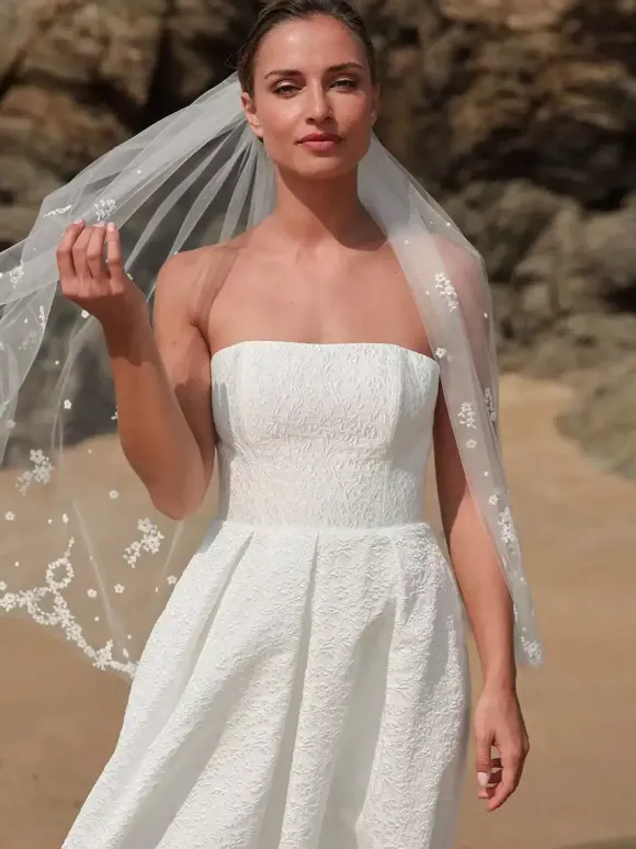 Robes de mariée courtes sans bretelles sans manches coupe trapèze longueur thé
