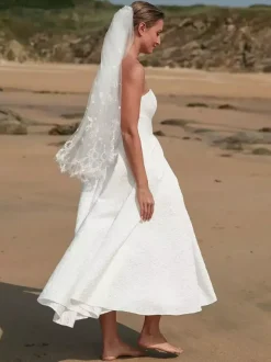 Robes de mariée courtes sans bretelles sans manches coupe trapèze longueur thé