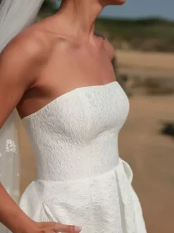 Robes de mariée courtes sans bretelles sans manches coupe trapèze longueur thé
