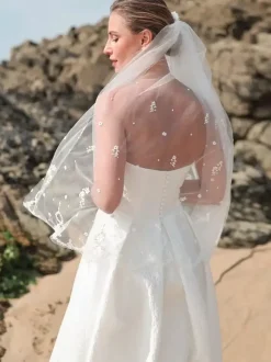 Robes de mariée courtes sans bretelles sans manches coupe trapèze longueur thé