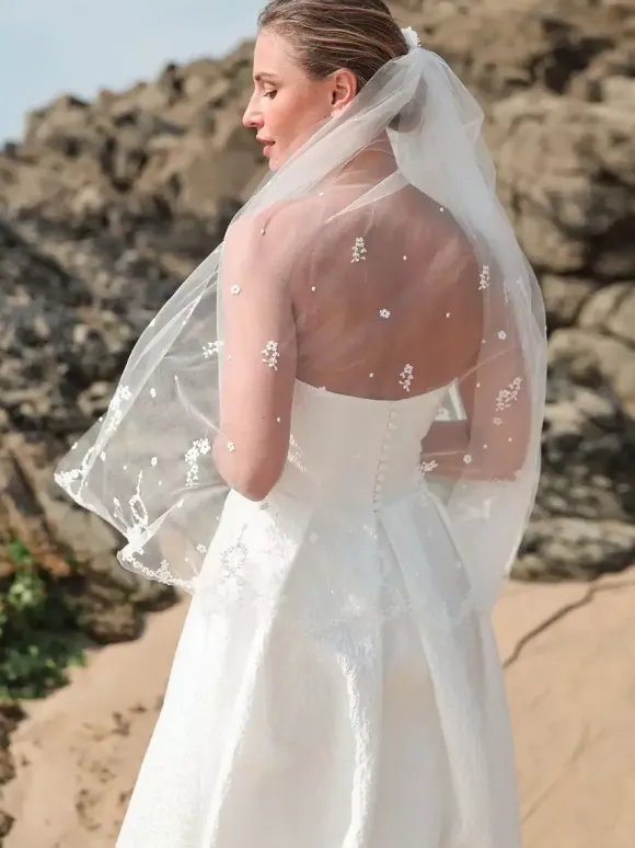 Robes de mariée courtes sans bretelles sans manches coupe trapèze longueur thé