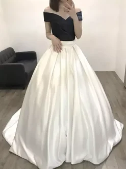 Robes de mariée gothiques noires Satin Une ligne sur l'épaule Robe de mariée à manches courtes avec train Personnalisation gratuite