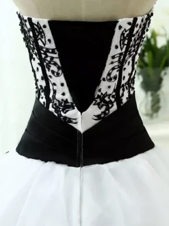 Robes de mariée noires Robe de princesse silhouette sans manches en dentelle organza à traîne Robe de mariage