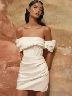 Robes de mariée Vintage col bateau sans manches tissu en Satin avec traîne plissée robes traditionnelles pour la mariée