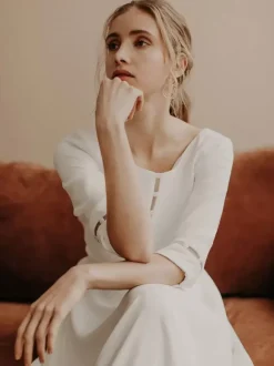 Robes de mariée vintage longues jusqu'au sol col en V manches courtes robes traditionnelles pour la mariée