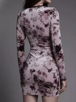 Robes roses courtes en dentelle à manches longues et imprimé floral col en V idéales pour une soirée en amoureux.