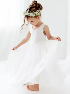 Robes de demoiselle d'honneur blanches en dentelle blanche sans manches à col bijou