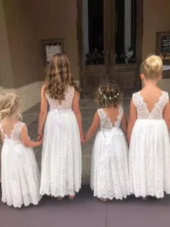 Robes de demoiselle d'honneur blanches en dentelle blanche sans manches à col bijou